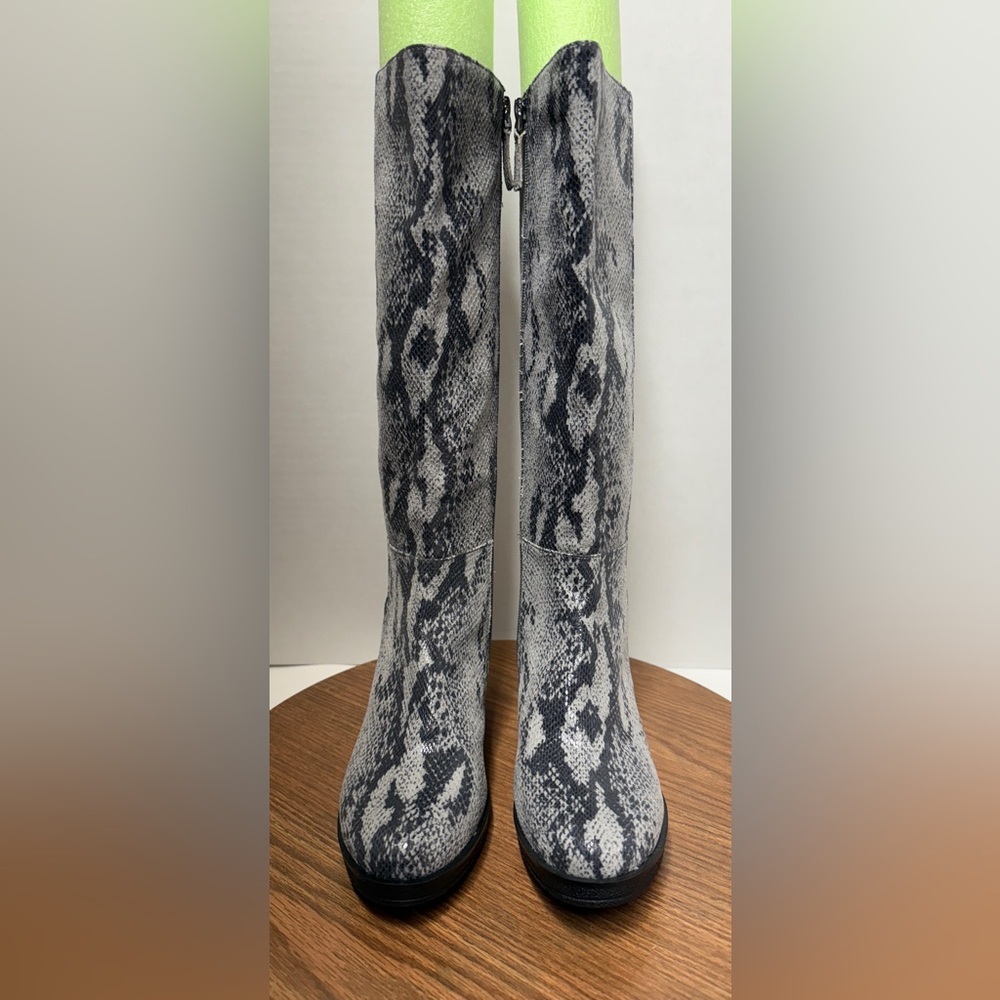 Aerosole Women’s Brenna Knee High Grey Snake Skin Design Tall Fashion Boot